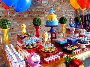 mesa de bolo e doces para aniversário