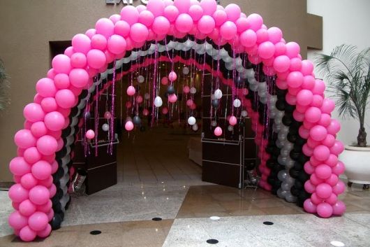 ideia de como decorar com balões - aniversário da barbie