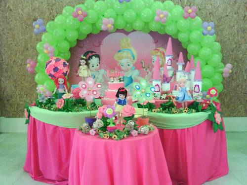 mesa de aniversário decorada com tema princesas baby