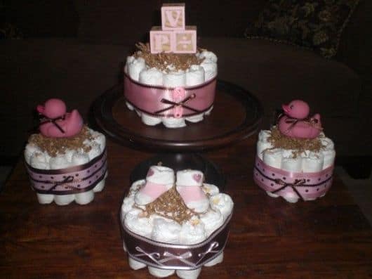 Decoração com bolo de fraldas rosa e marrom