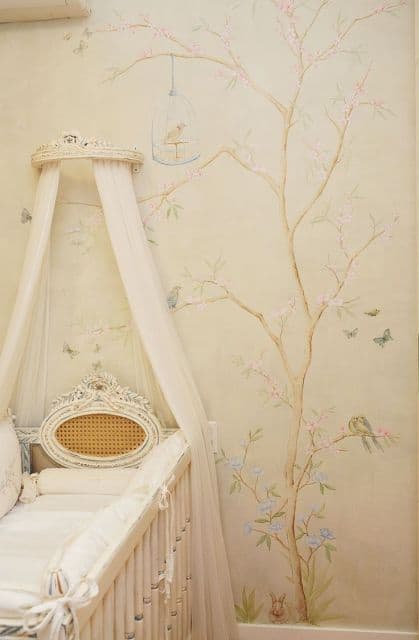 Decoração de quarto de bebê com dossel provençal