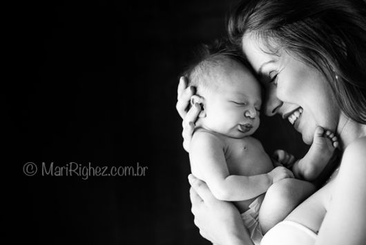 foto de bebê com mãe