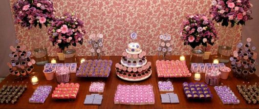 Mesa do bolo e doces simples e bonita
