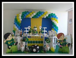 Fotos de mesa de festa infantil decorada com tema futebol