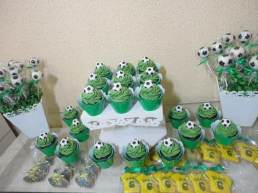 Fotos de cupcakes de futebol para festa infantil