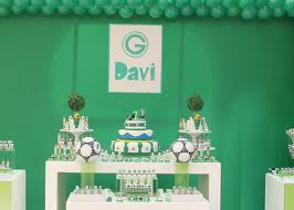 Decoração de mesa de bolo com tema futebol