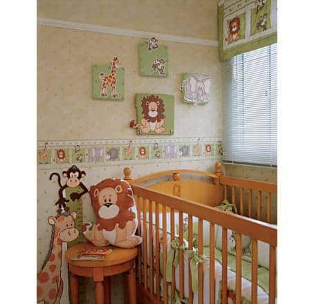 quarto de bebê com faixa safari na parede 