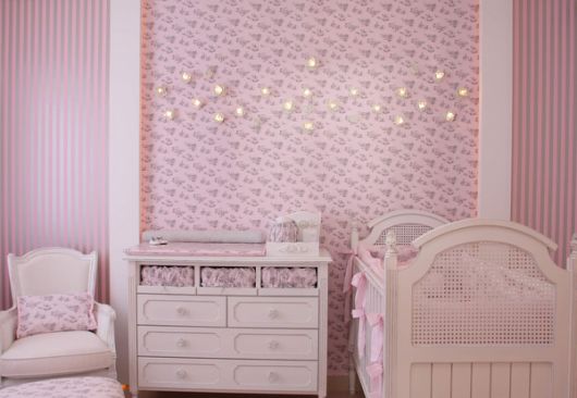 quarto infantil com papel de parede rosa para meninas