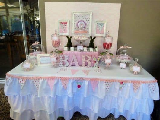 mesa de doces do chá de bebê menina