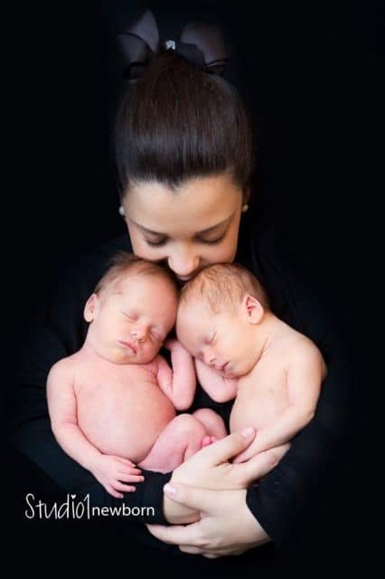imagem de mamãe com gêmeos newborn