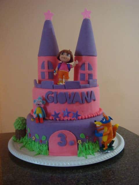 lindo bolo falso do tema Dora aventureira