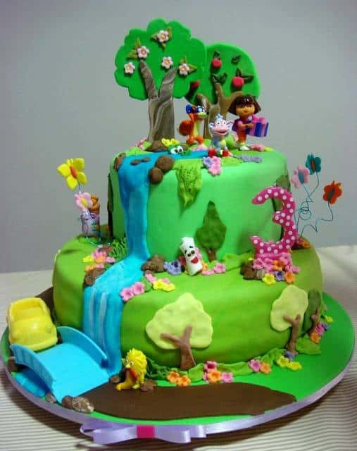 bolo decorado com personagens Dora aventureira
