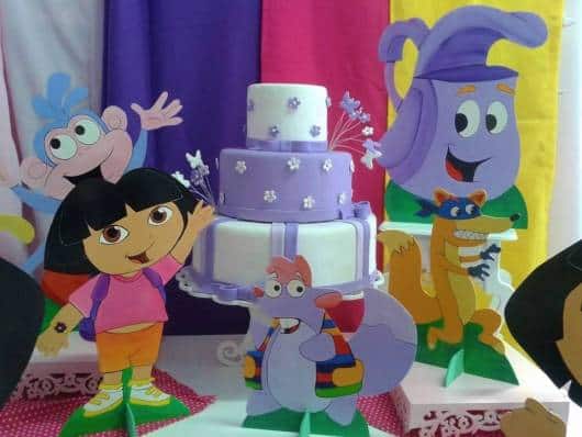 bolo Dora aventureira em cores simples