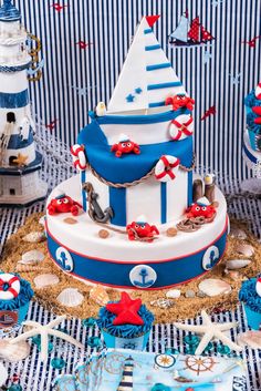 dica de bolo ursinho marinheiro em branco e azul