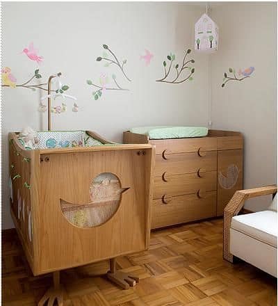 móvel cor madeira no quarto de bebê