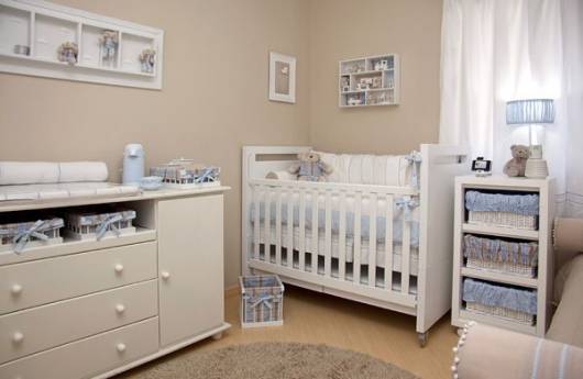 quarto de bebê com móveis brancos