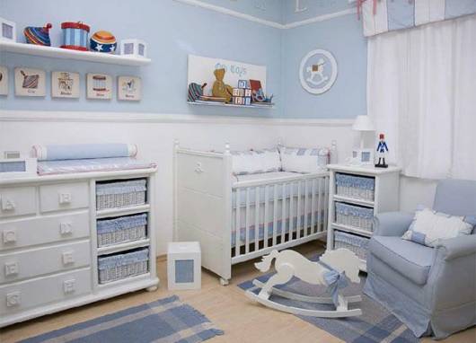 quarto de bebê com móveis claros