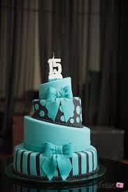bolo moderno 15 anos azul claro e preto