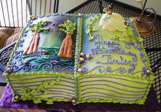 lindo bolo de festa da princesa e o sapo em formato de livro