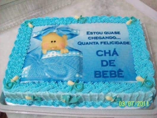 bolo azul e branco com papel de arroz cha de bebê