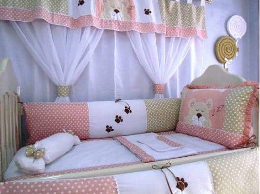cortina rosa e marrom quarto de bebê