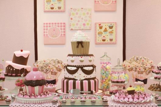 modelo de decoração cupcake nas cores rosa e marrom