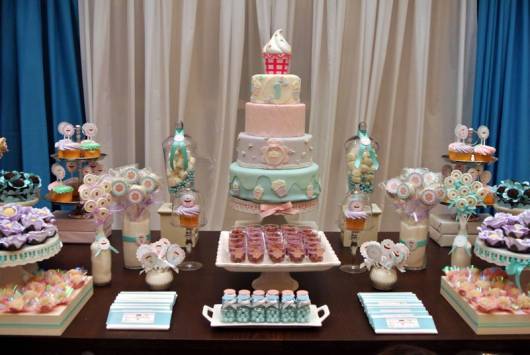 linda decoração de festa no tema cupcake