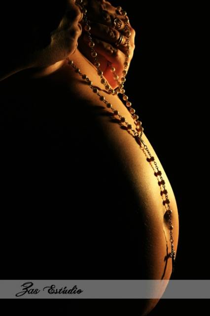 foto barriga grávida com terço