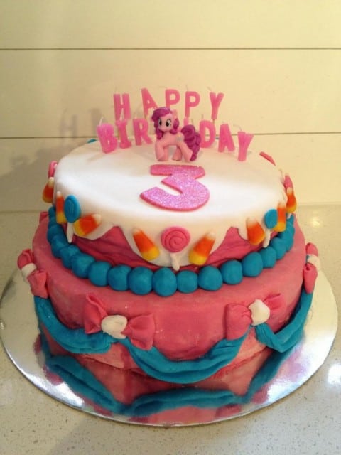 lindo bolo de festa equestria girl nas cores rosa e azul