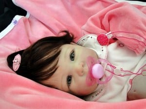 boneca menina imita bebê real