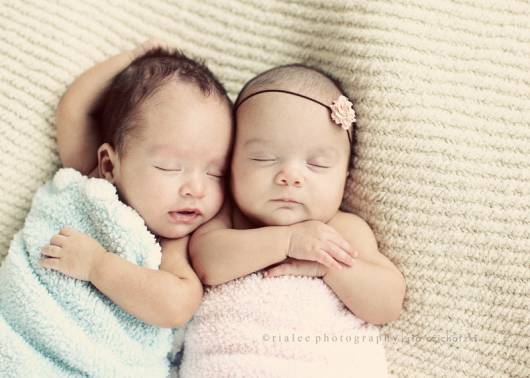 foto de 2 lindos bebês dormindo