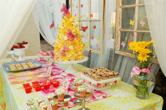 festa primavera com flores na mesa