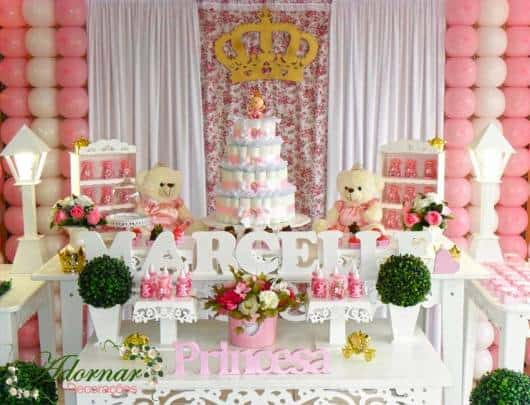 mesa decorada com bolo de fraldas