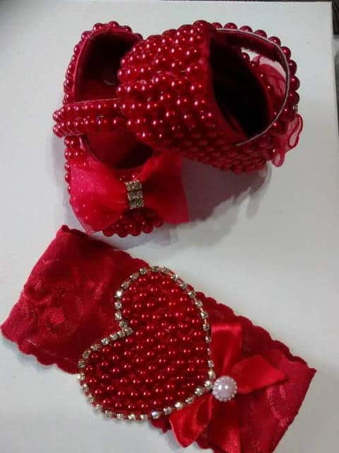 sapato e tiara vermelha