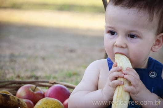 criança comendo banana