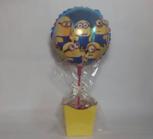 centro de mesa minions com balão personalizado