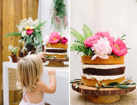 naked cake infantil com flores na decoração
