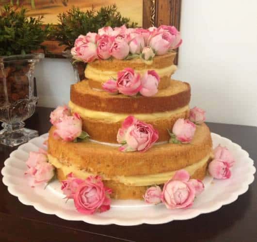 naked cake infantil decorado com rosas