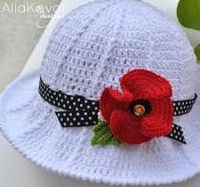 Chapéu de crochê branco com fita e flor vermelha em crochê