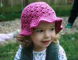 menina usando chapéu de croche na cor rosa modelo com aba