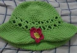 Chapéu de croche verde com aba erguida com aplique de uma rosa