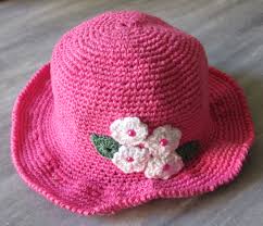 chapéu de crochê rosa modelo cartola com aplique de rosas brancas
