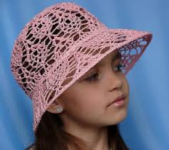 menina usando chapéu de sol em crochê na cor rosa