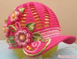 boné de crochê rosa com aplique de flores e aba em crochê endrecido