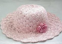 chapéu de crochê na cor rosa bebê com flor rosa