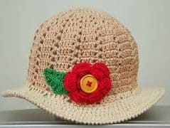 chapéu de crochê na cor bege com flor vermelha