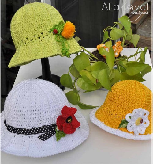 Três chapéus de crochê nas cores Verde, amarelo e branco com aplique de flores