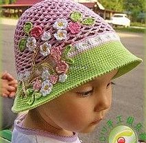 menina com chapéu de crochê rosa e verde com mini rosas