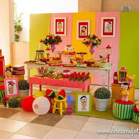 Festa da Magali com as cores verde, amarelo, rosa e vermelho.
