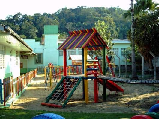 Playground de madeira colorido.